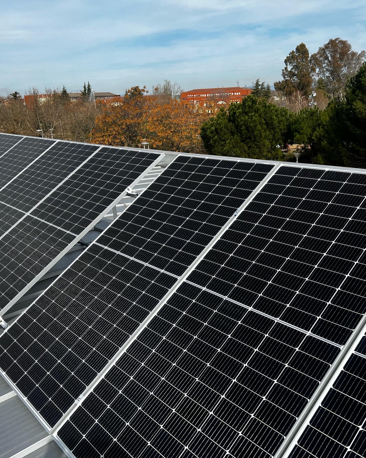 Placas solares captando energía en tejado.