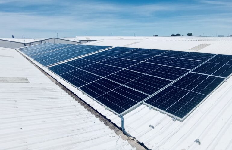 Paneles solares en techo blanco metálico