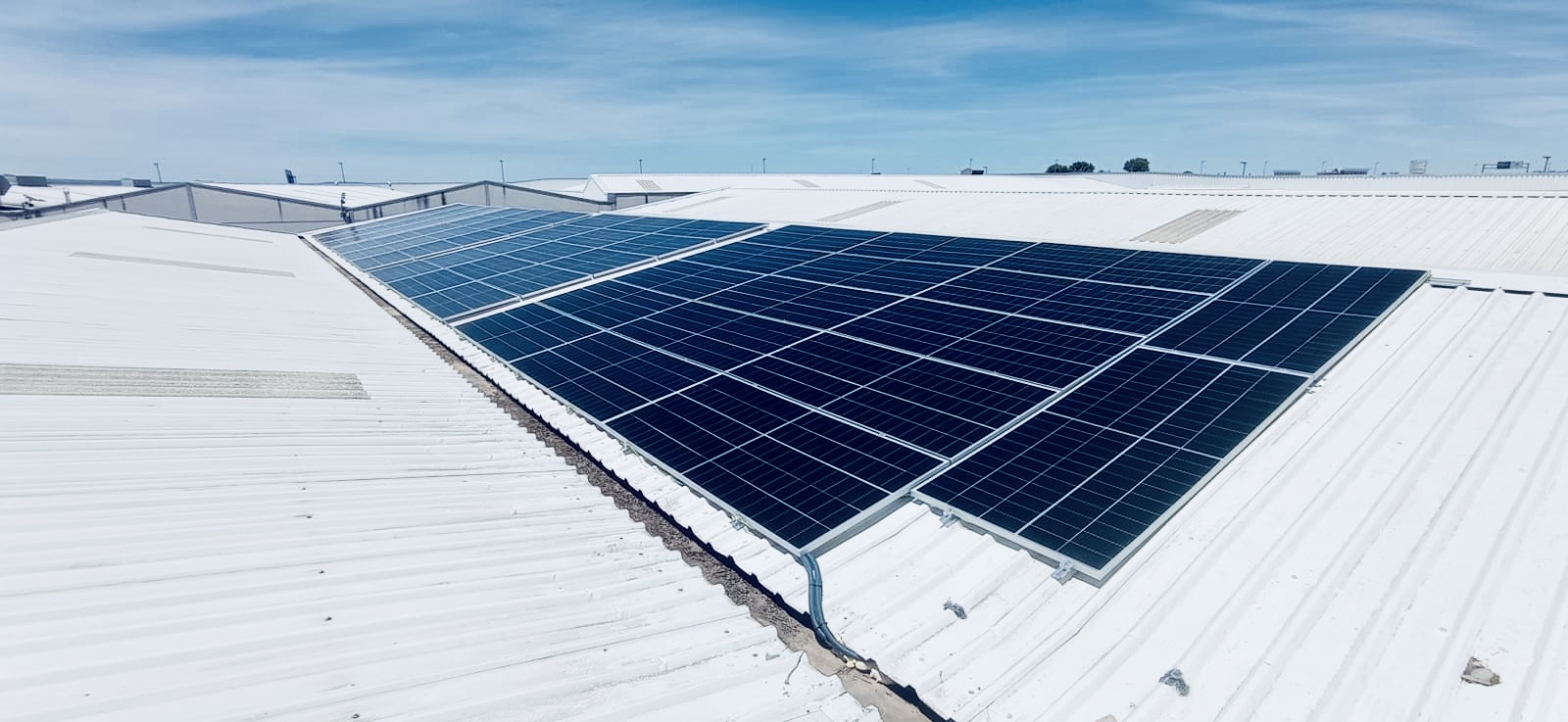 Paneles solares en techo blanco metálico