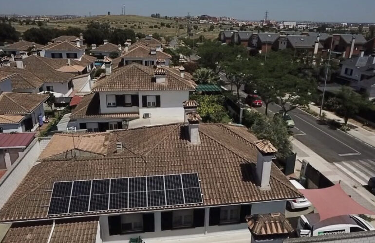 Tejados con paneles solares en un barrio residencial.