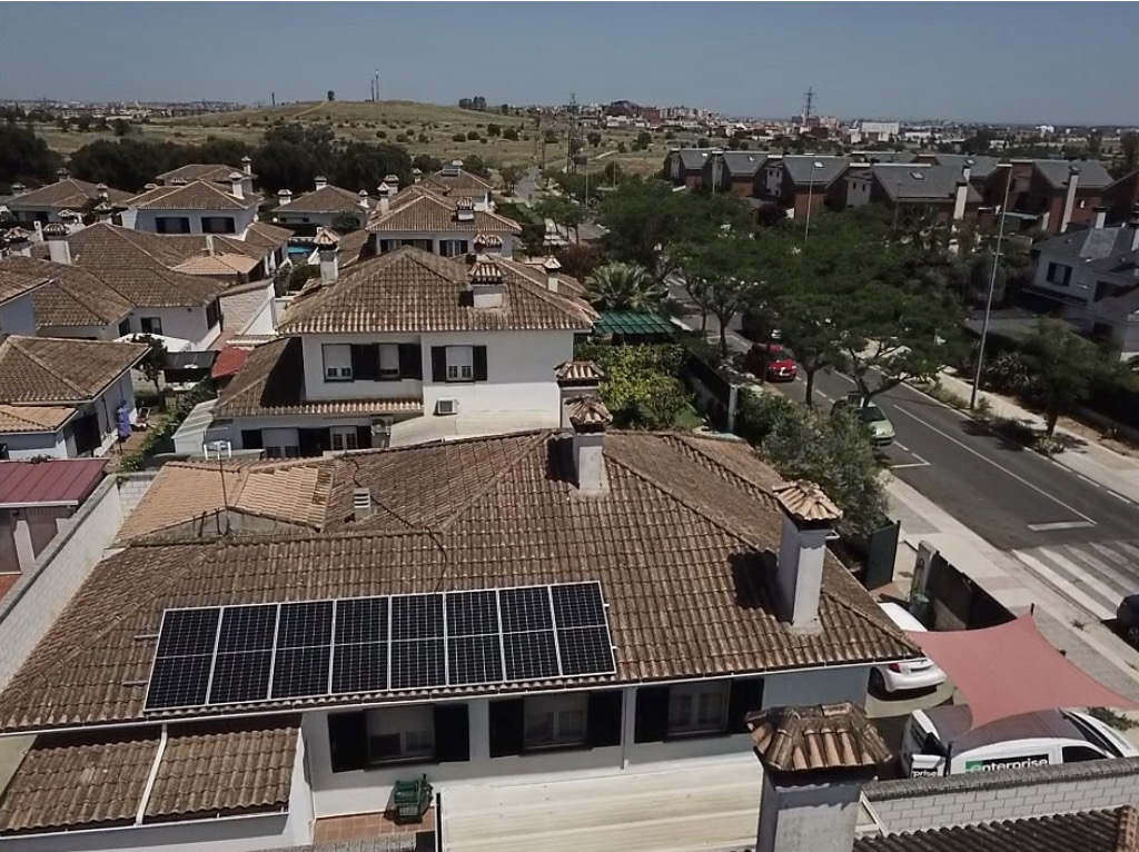 Tejados con paneles solares en un barrio residencial.