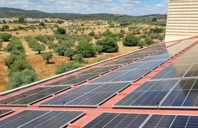 Paneles solares en azotea rural, España.