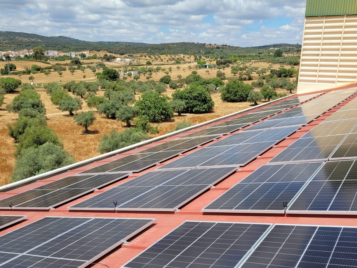 Paneles solares en azotea rural, España.