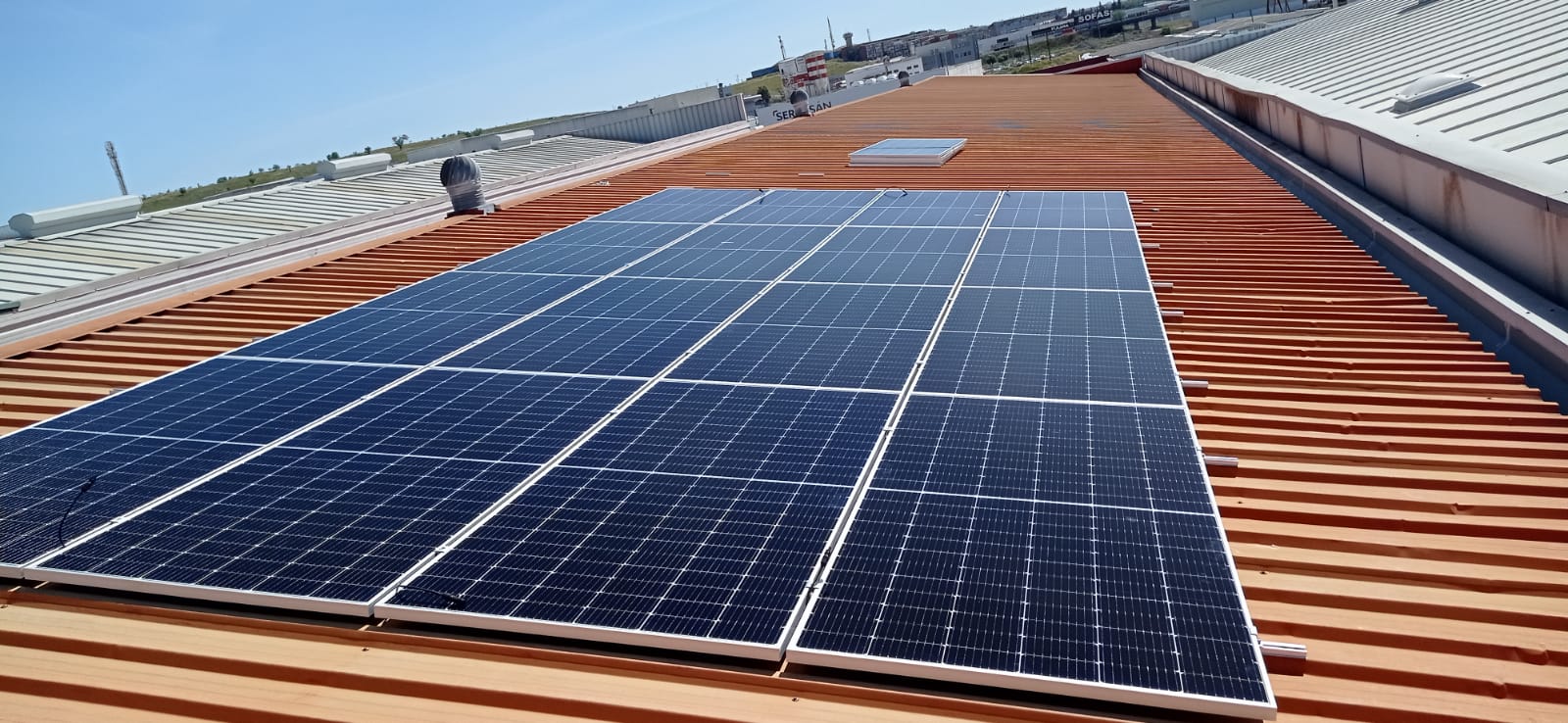 Paneles solares en tejado industrial